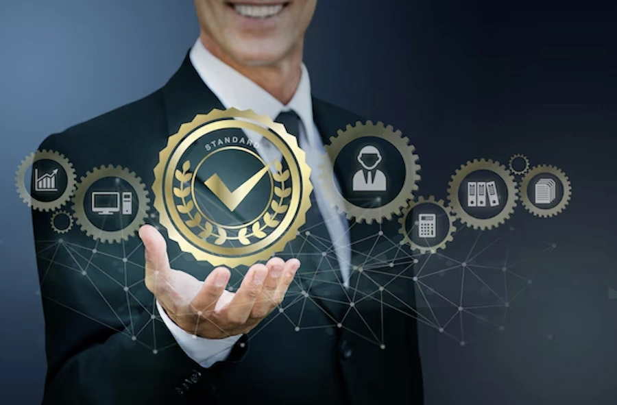 Imprenditore e consulente Cosicert che analizzano documenti di conformità aziendale